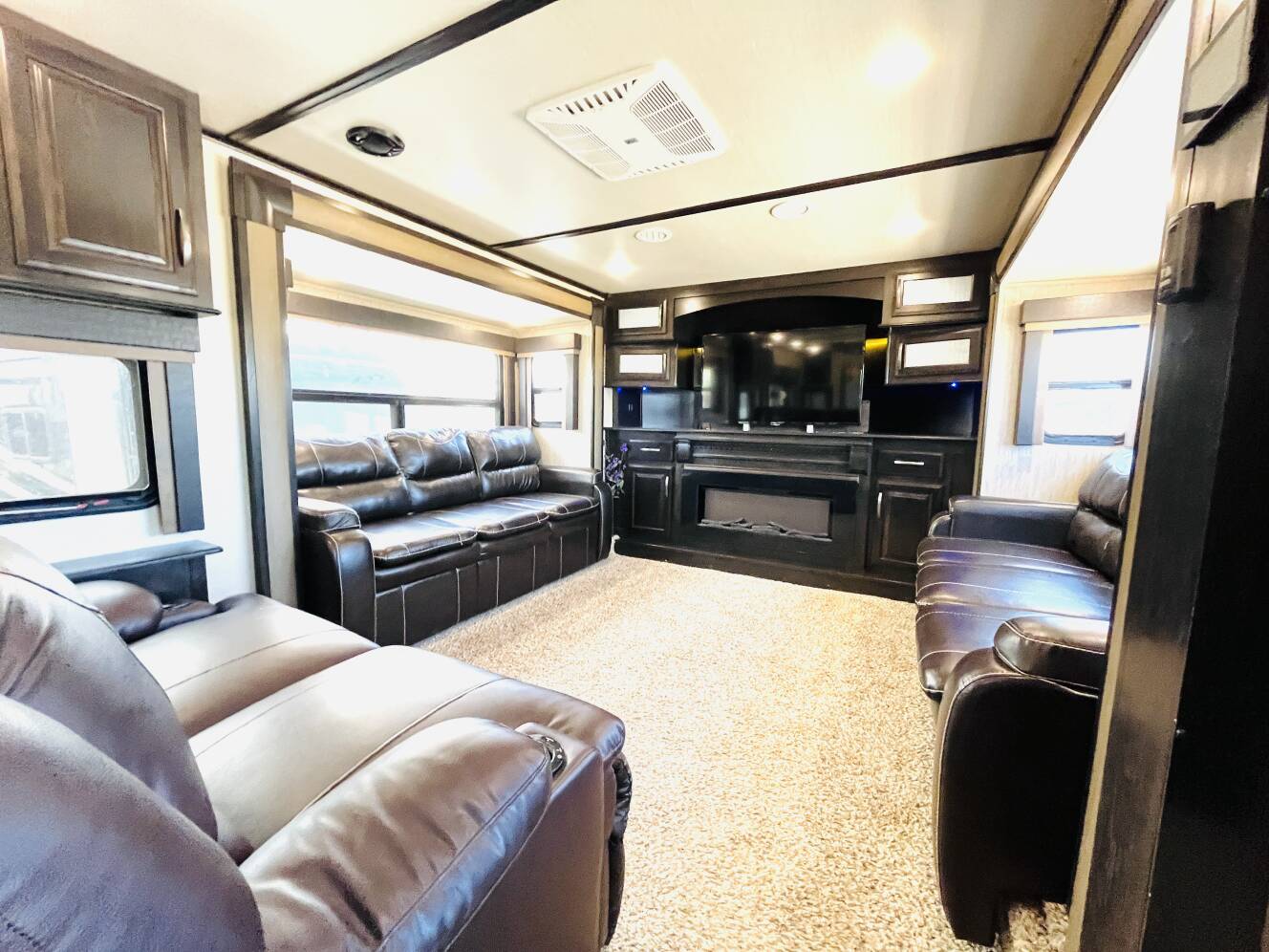 A photo of this 2018 Grand Design MOMENTUM 376TH