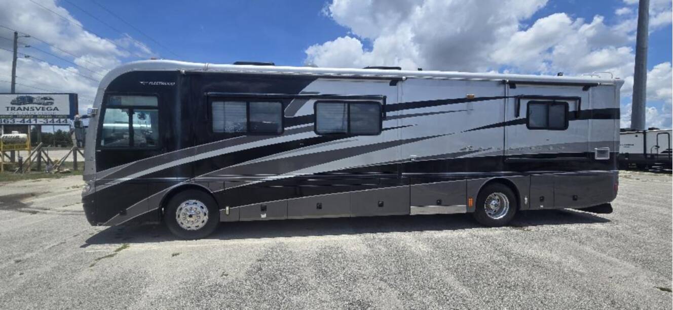 A photo of this 2005 Fleetwood REVOLUTION® LE 40C
