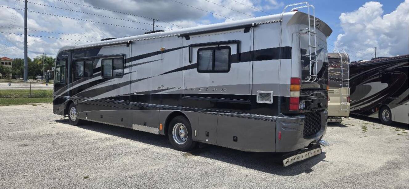 A photo of this 2005 Fleetwood REVOLUTION® LE 40C