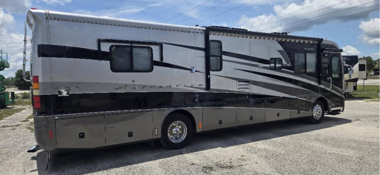 A photo of this 2005 Fleetwood REVOLUTION® LE 40C