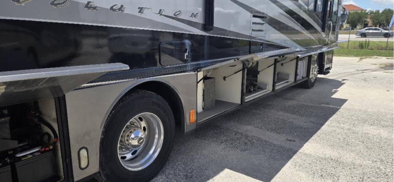 A photo of this 2005 Fleetwood REVOLUTION® LE 40C