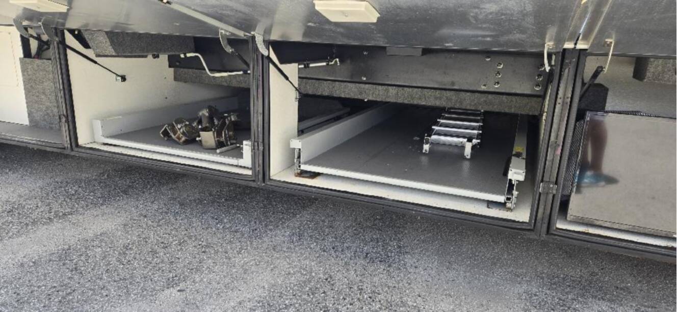 A photo of this 2005 Fleetwood REVOLUTION® LE 40C