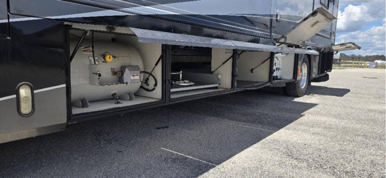 A photo of this 2005 Fleetwood REVOLUTION® LE 40C