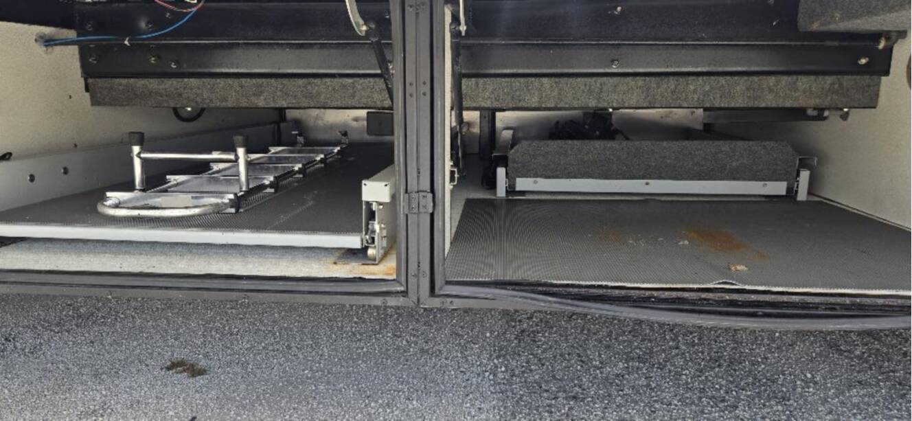A photo of this 2005 Fleetwood REVOLUTION® LE 40C