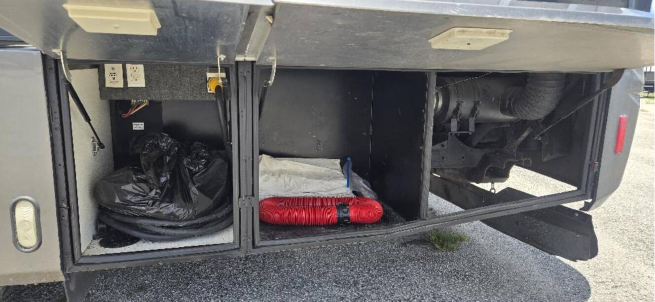 A photo of this 2005 Fleetwood REVOLUTION® LE 40C
