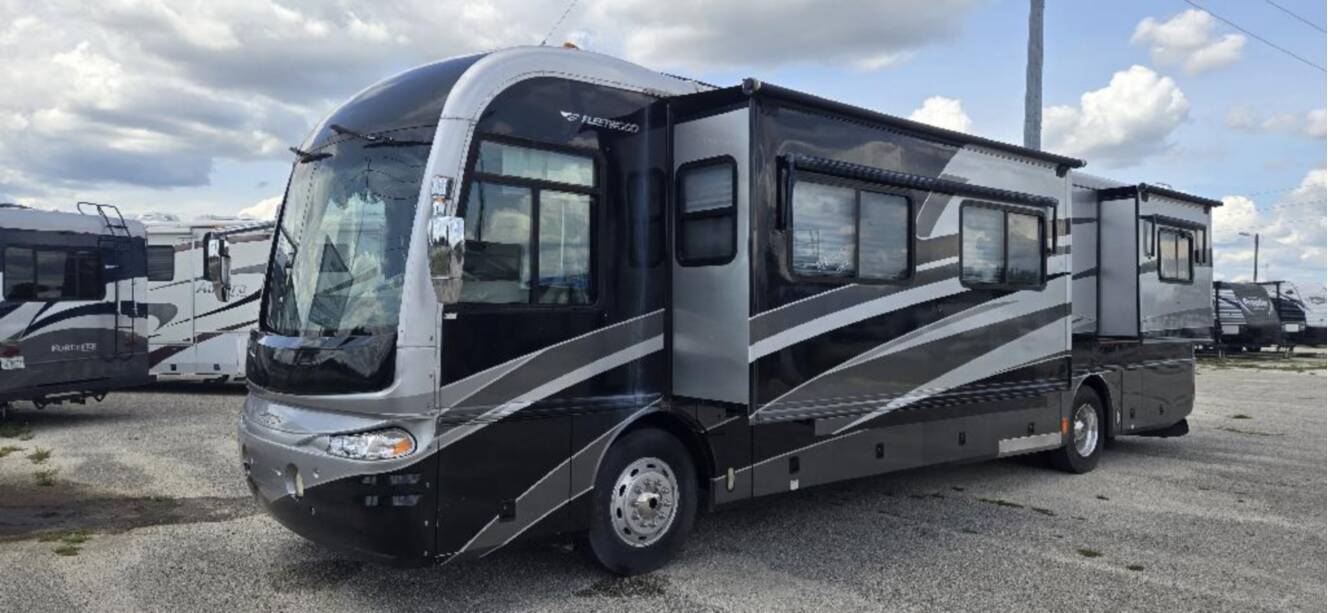 A photo of this 2005 Fleetwood REVOLUTION® LE 40C