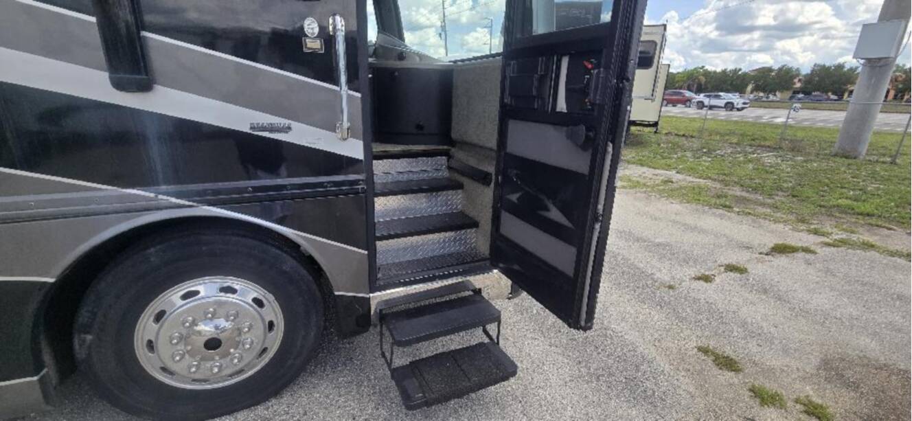 A photo of this 2005 Fleetwood REVOLUTION® LE 40C