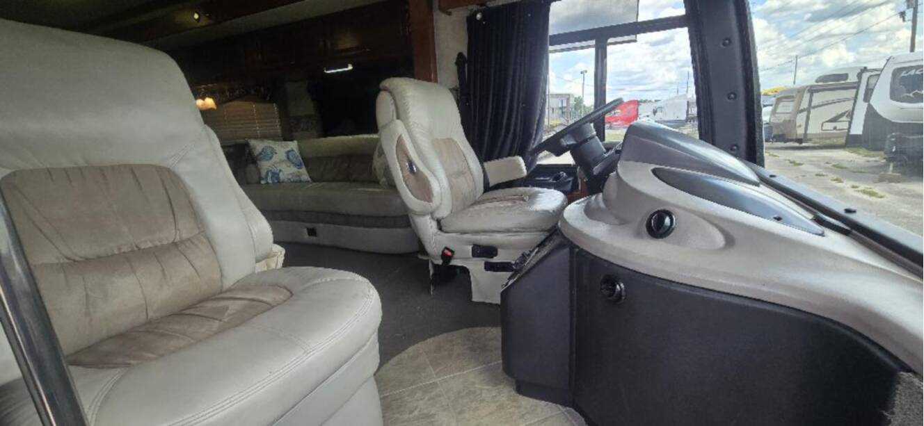 A photo of this 2005 Fleetwood REVOLUTION® LE 40C