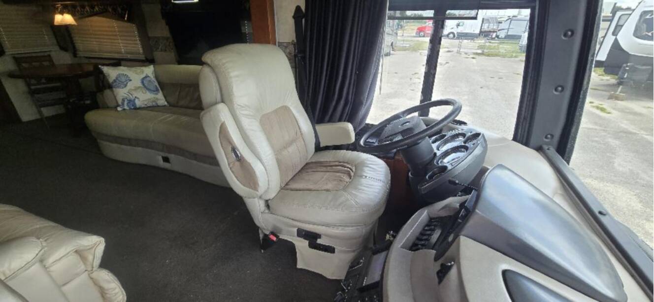 A photo of this 2005 Fleetwood REVOLUTION® LE 40C