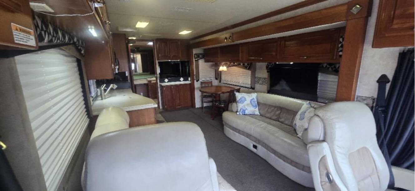A photo of this 2005 Fleetwood REVOLUTION® LE 40C
