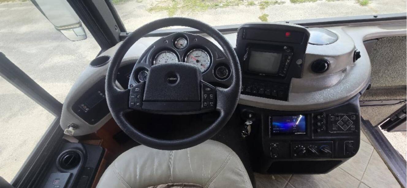 A photo of this 2005 Fleetwood REVOLUTION® LE 40C
