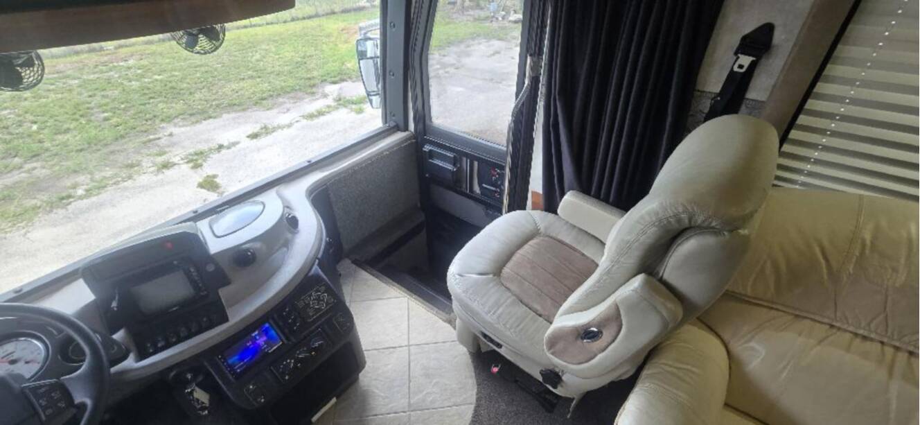 A photo of this 2005 Fleetwood REVOLUTION® LE 40C