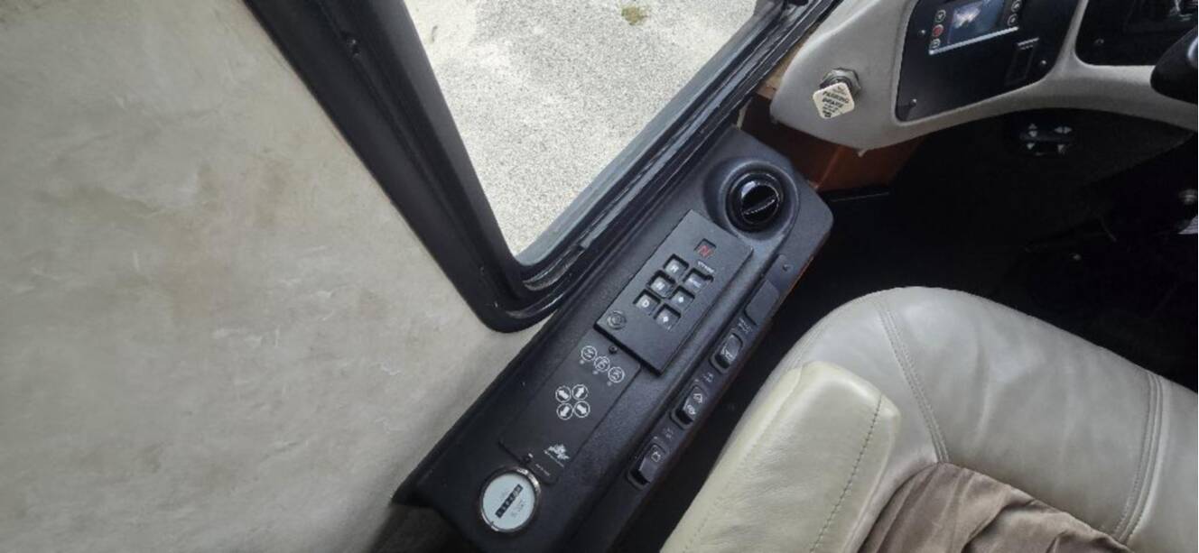 A photo of this 2005 Fleetwood REVOLUTION® LE 40C
