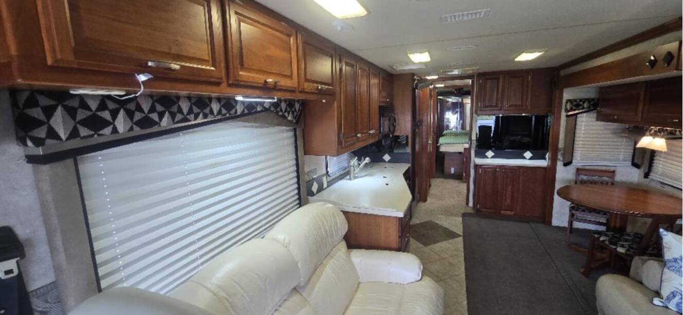 A photo of this 2005 Fleetwood REVOLUTION® LE 40C