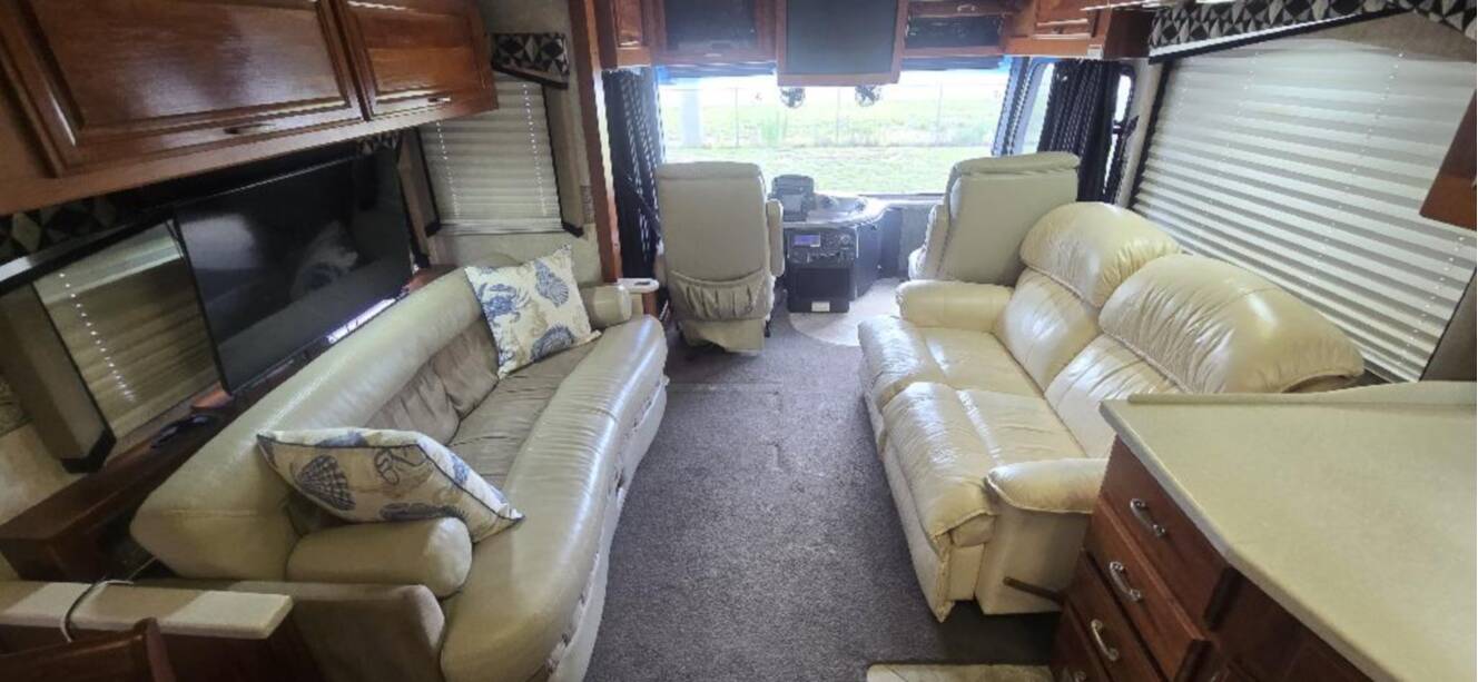 A photo of this 2005 Fleetwood REVOLUTION® LE 40C