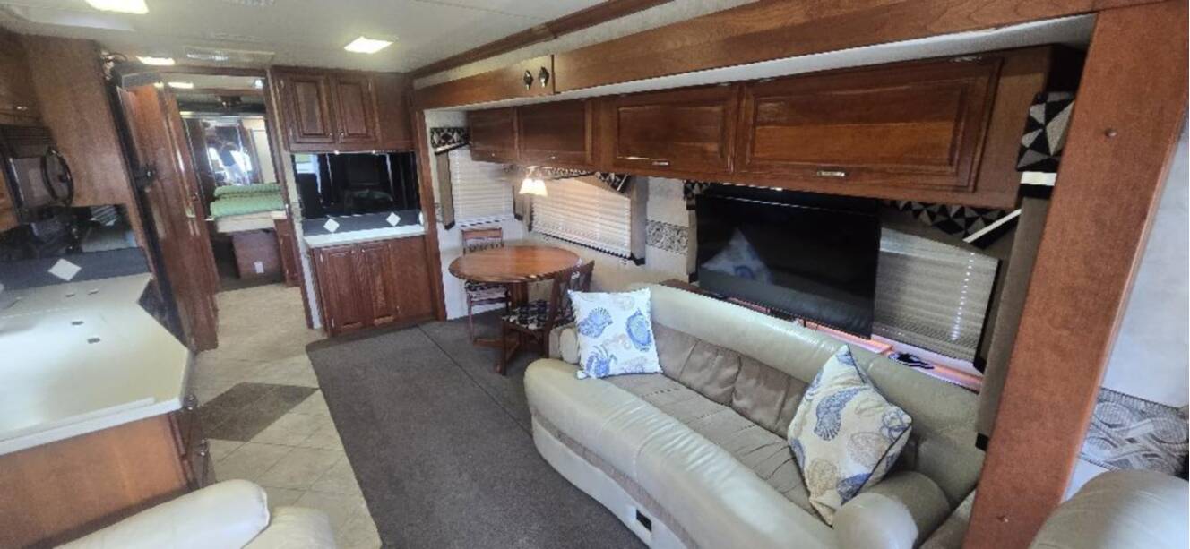 A photo of this 2005 Fleetwood REVOLUTION® LE 40C