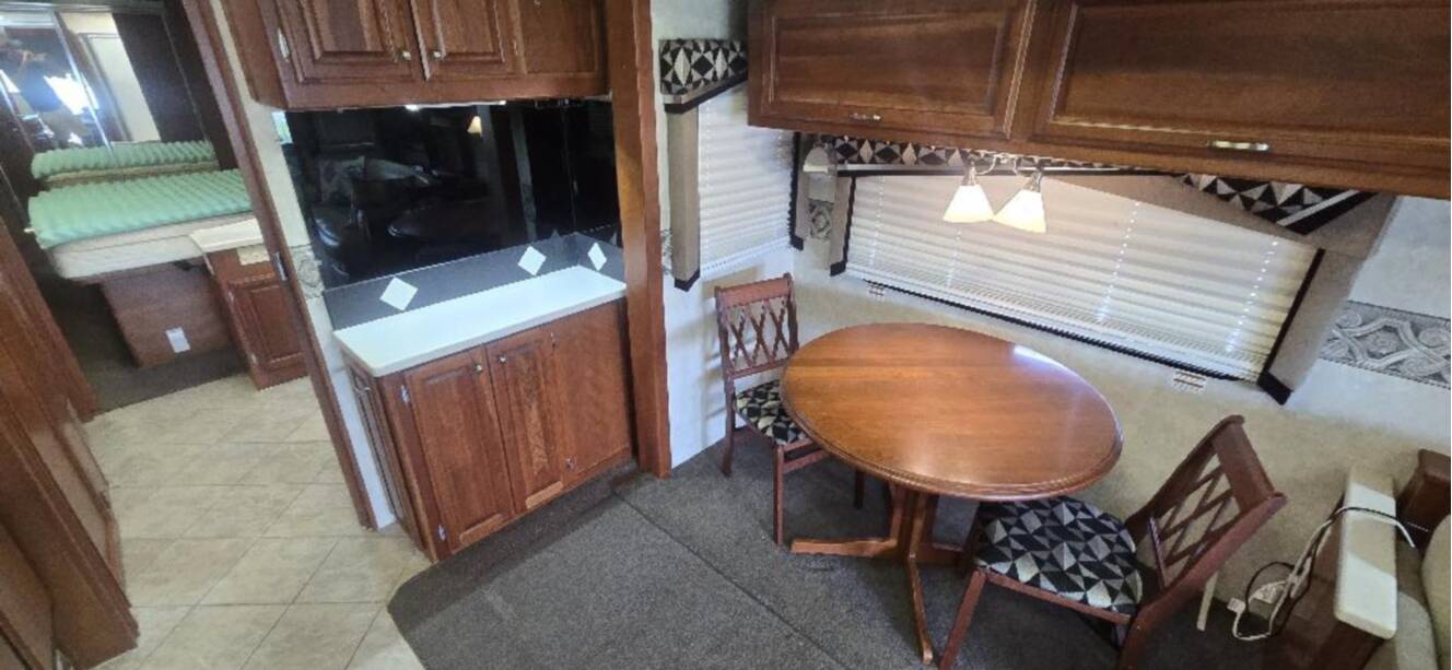 A photo of this 2005 Fleetwood REVOLUTION® LE 40C