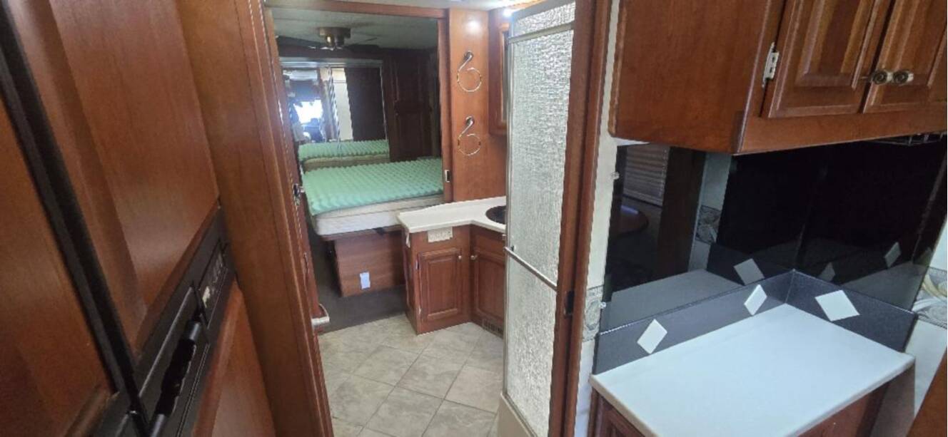 A photo of this 2005 Fleetwood REVOLUTION® LE 40C