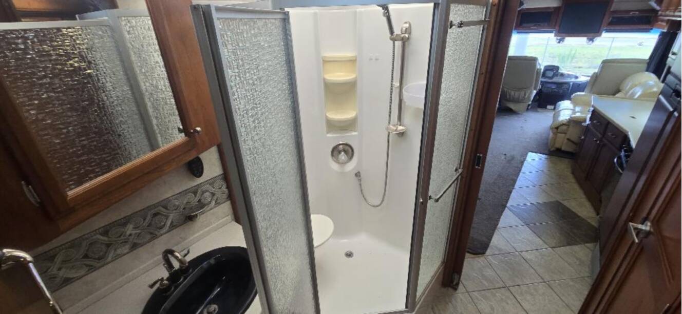 A photo of this 2005 Fleetwood REVOLUTION® LE 40C