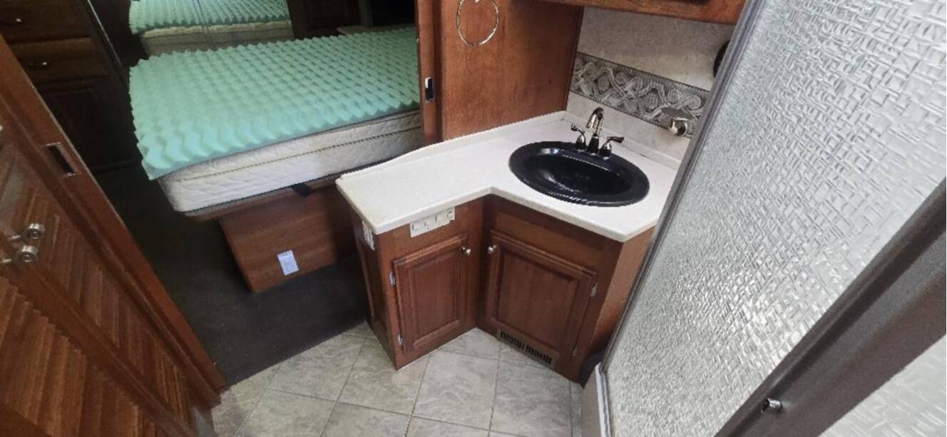 A photo of this 2005 Fleetwood REVOLUTION® LE 40C