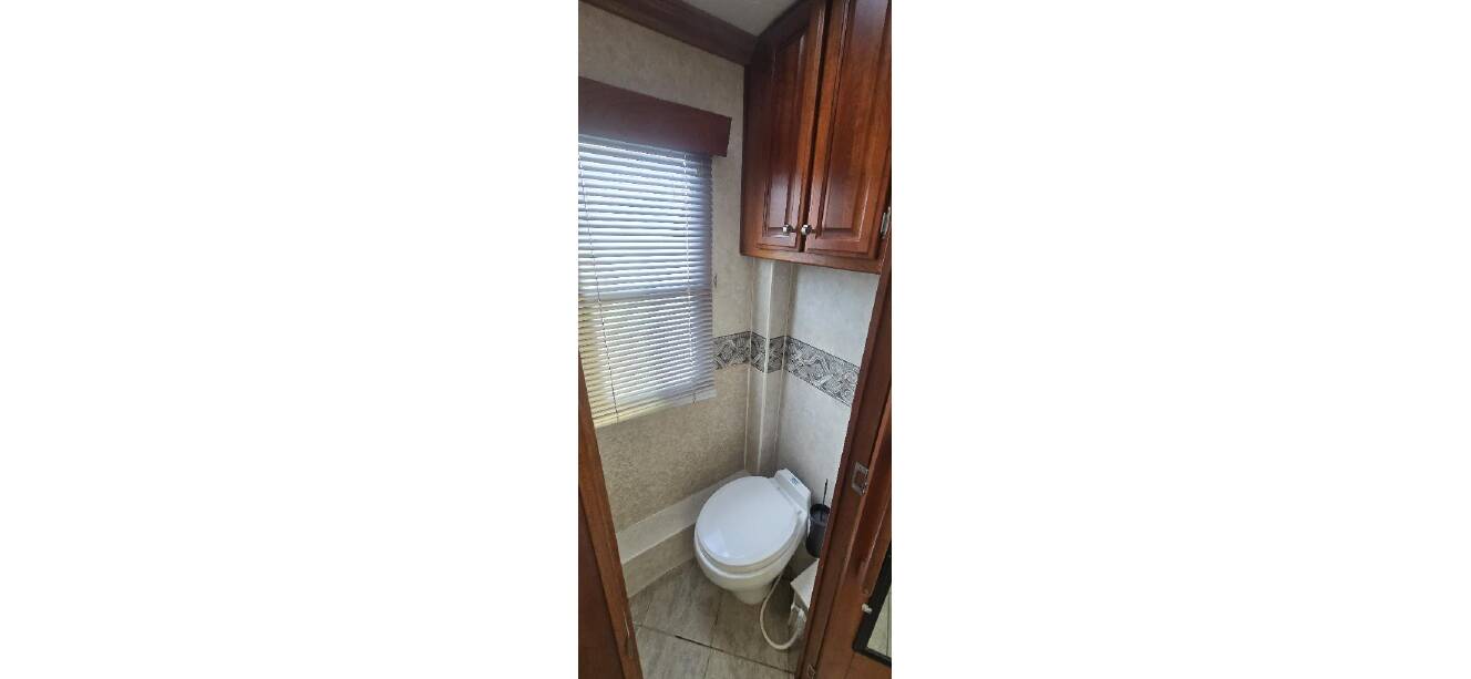 A photo of this 2005 Fleetwood REVOLUTION® LE 40C