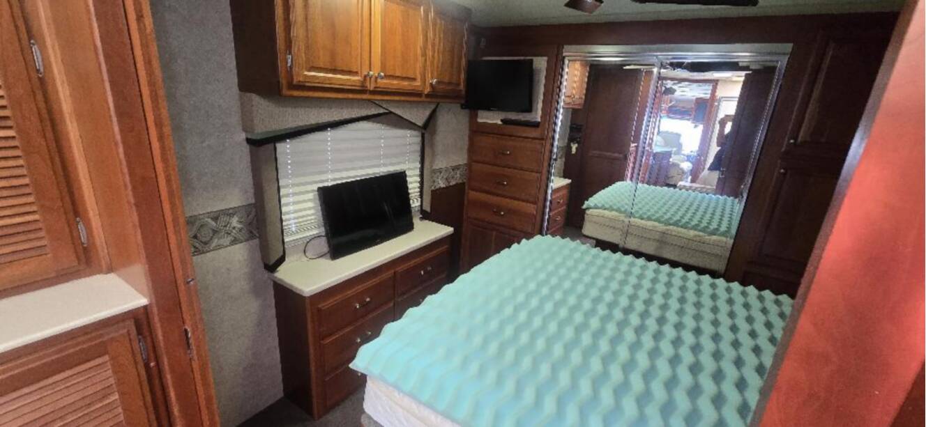 A photo of this 2005 Fleetwood REVOLUTION® LE 40C