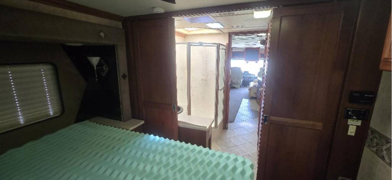 A photo of this 2005 Fleetwood REVOLUTION® LE 40C
