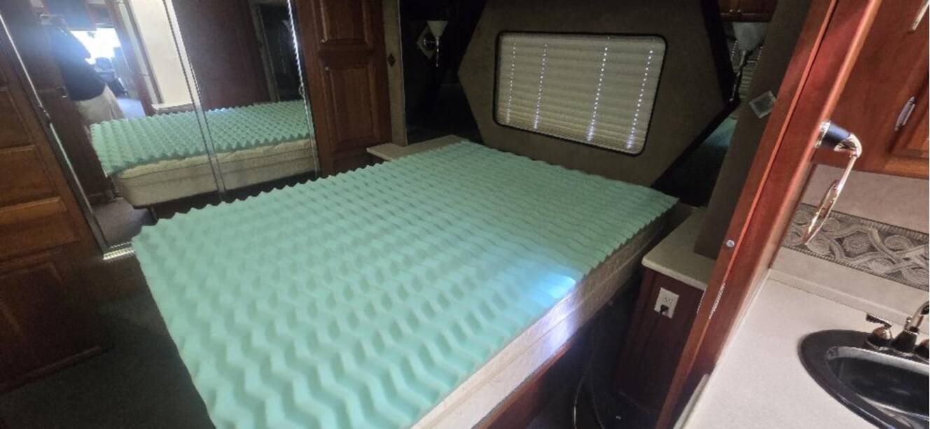 A photo of this 2005 Fleetwood REVOLUTION® LE 40C