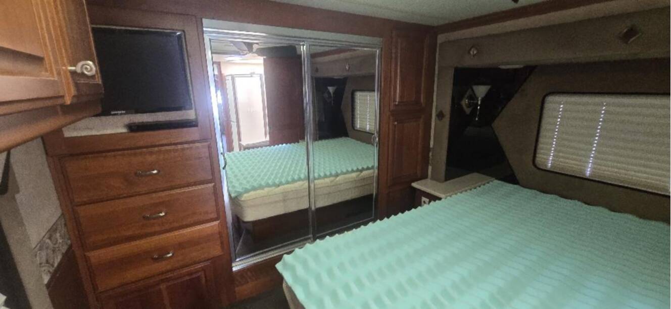 A photo of this 2005 Fleetwood REVOLUTION® LE 40C
