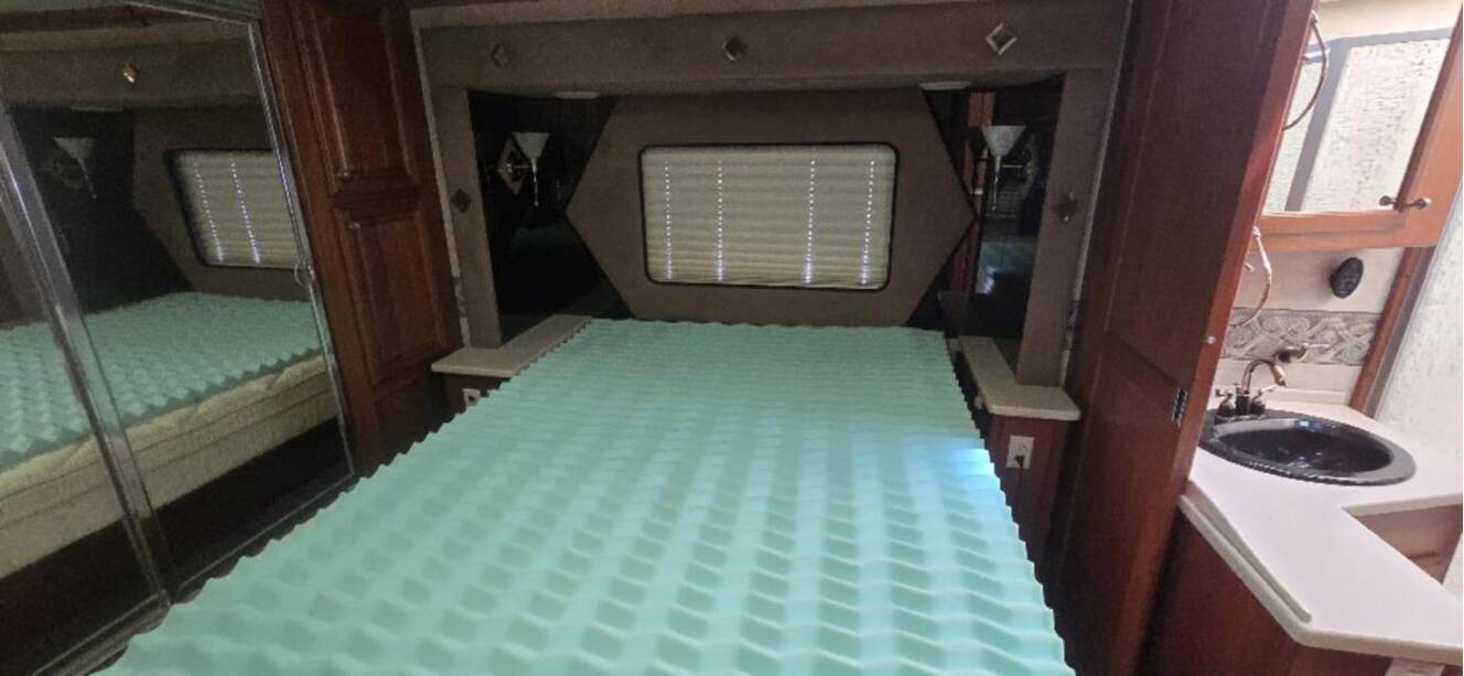 A photo of this 2005 Fleetwood REVOLUTION® LE 40C