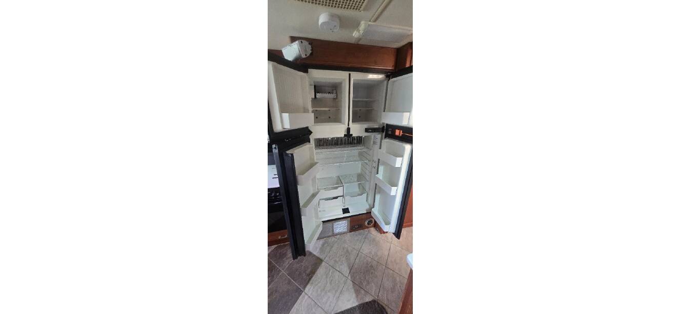 A photo of this 2005 Fleetwood REVOLUTION® LE 40C