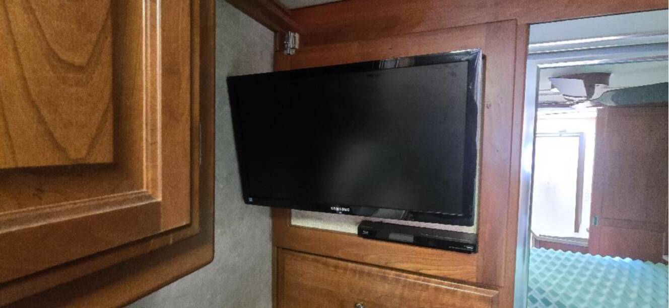 A photo of this 2005 Fleetwood REVOLUTION® LE 40C