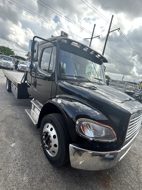 2023 FREIGHTLINER BUSINESS CLASS M2 106 in Miami, FL