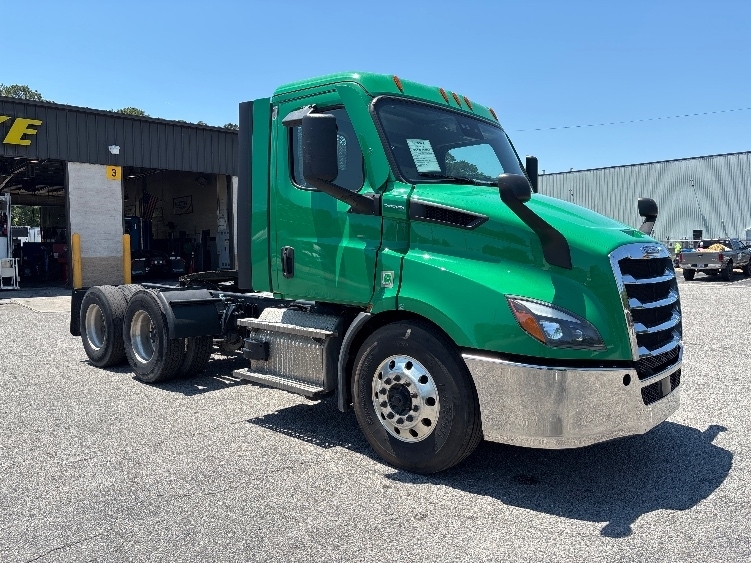 2022 FREIGHTLINER CASCADIA 116 in Des Moines, IA