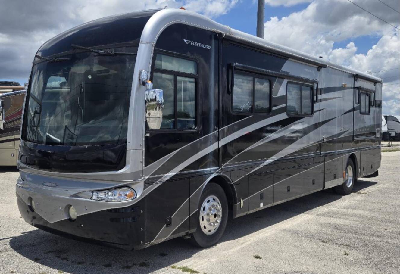 A photo of this 2005 Fleetwood REVOLUTION® LE 40C