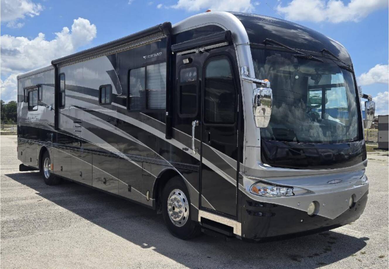 A photo of this 2005 Fleetwood REVOLUTION® LE 40C