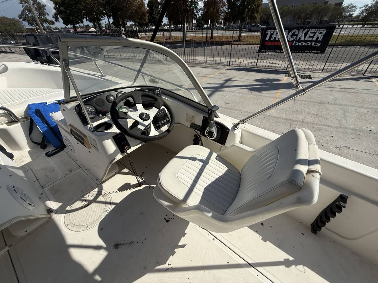 A photo of this 2002 Boston Whaler Ventura 160