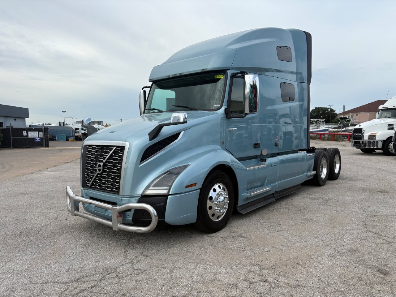 2022 VOLVO VNL64T760 in Dallas, TX