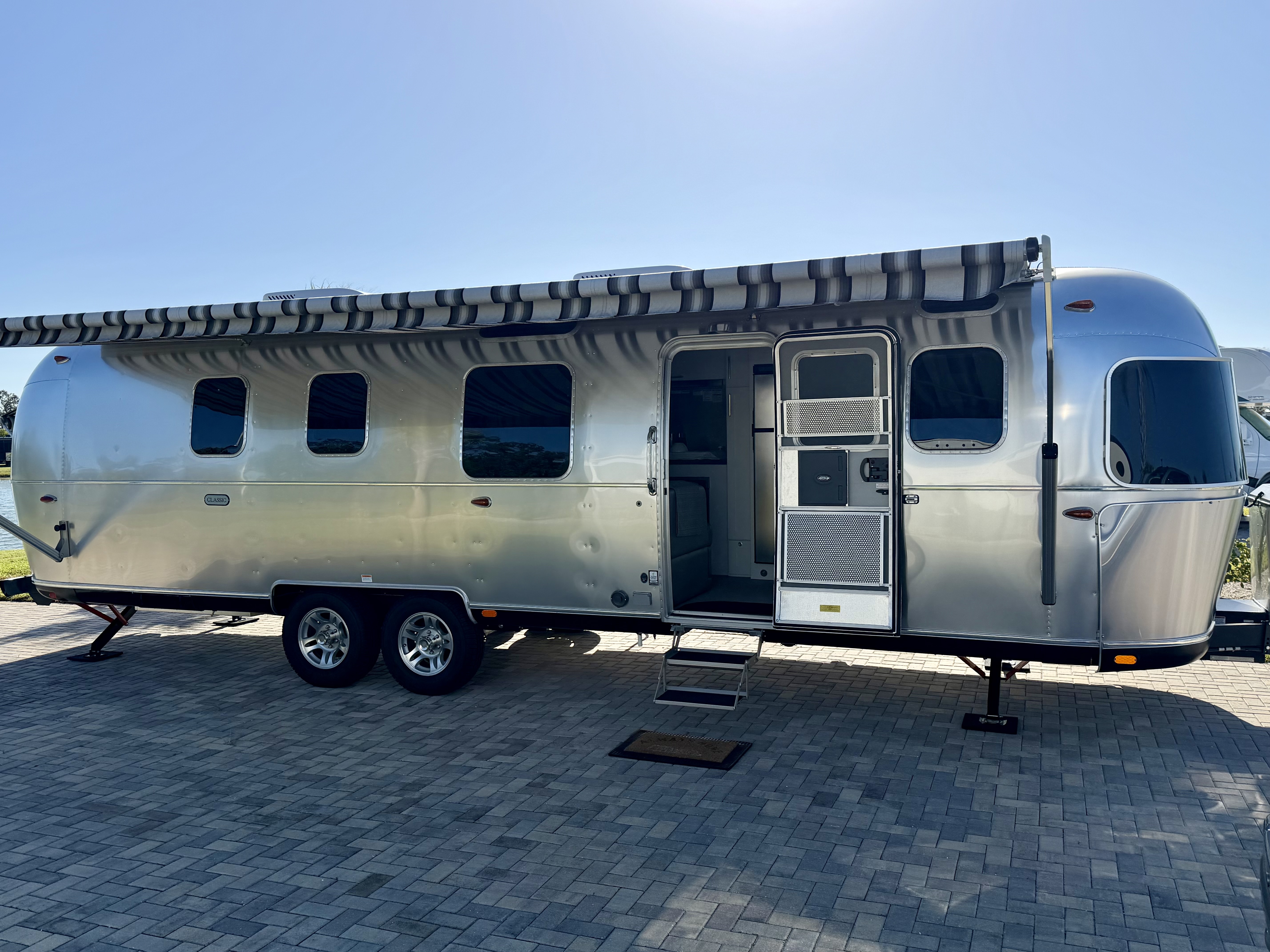 2025 Airstream CLASSIC 33FBQ in hendersonville NC