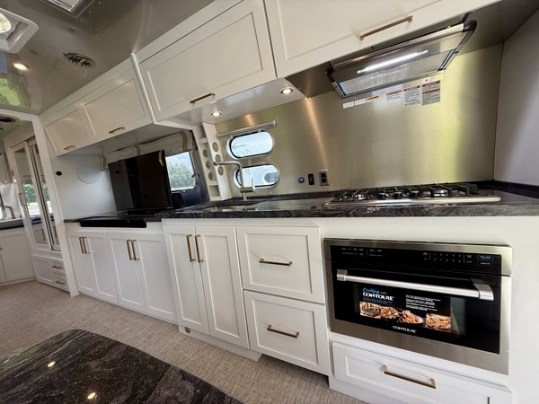 2025 Airstream CLASSIC 33FBQ in hendersonville NC
