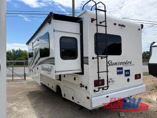 2016 FOREST RIVER SUNSEEKER 2400W