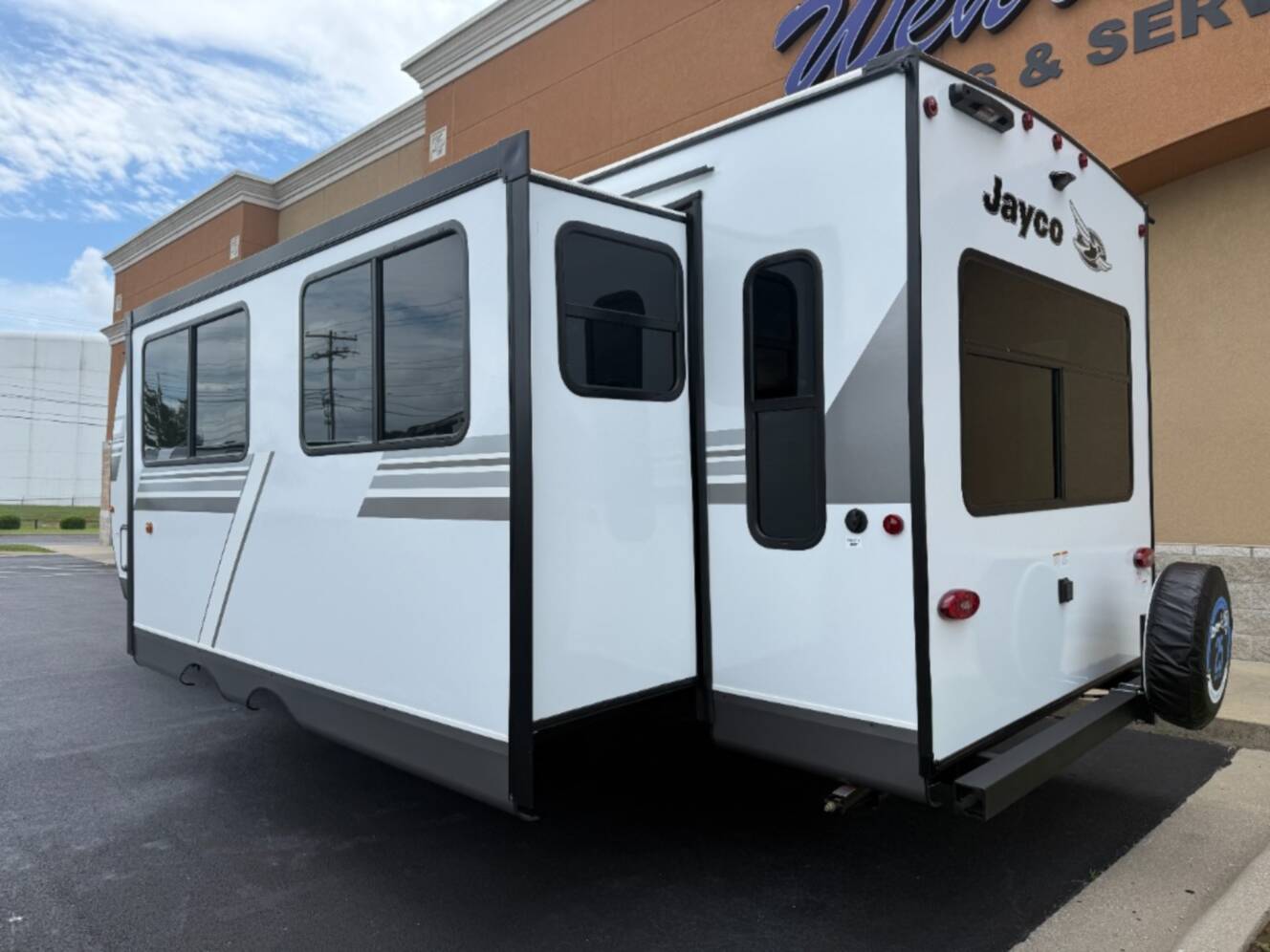 A photo of this 2027 Jayco Jay Flight SLX 262RLS