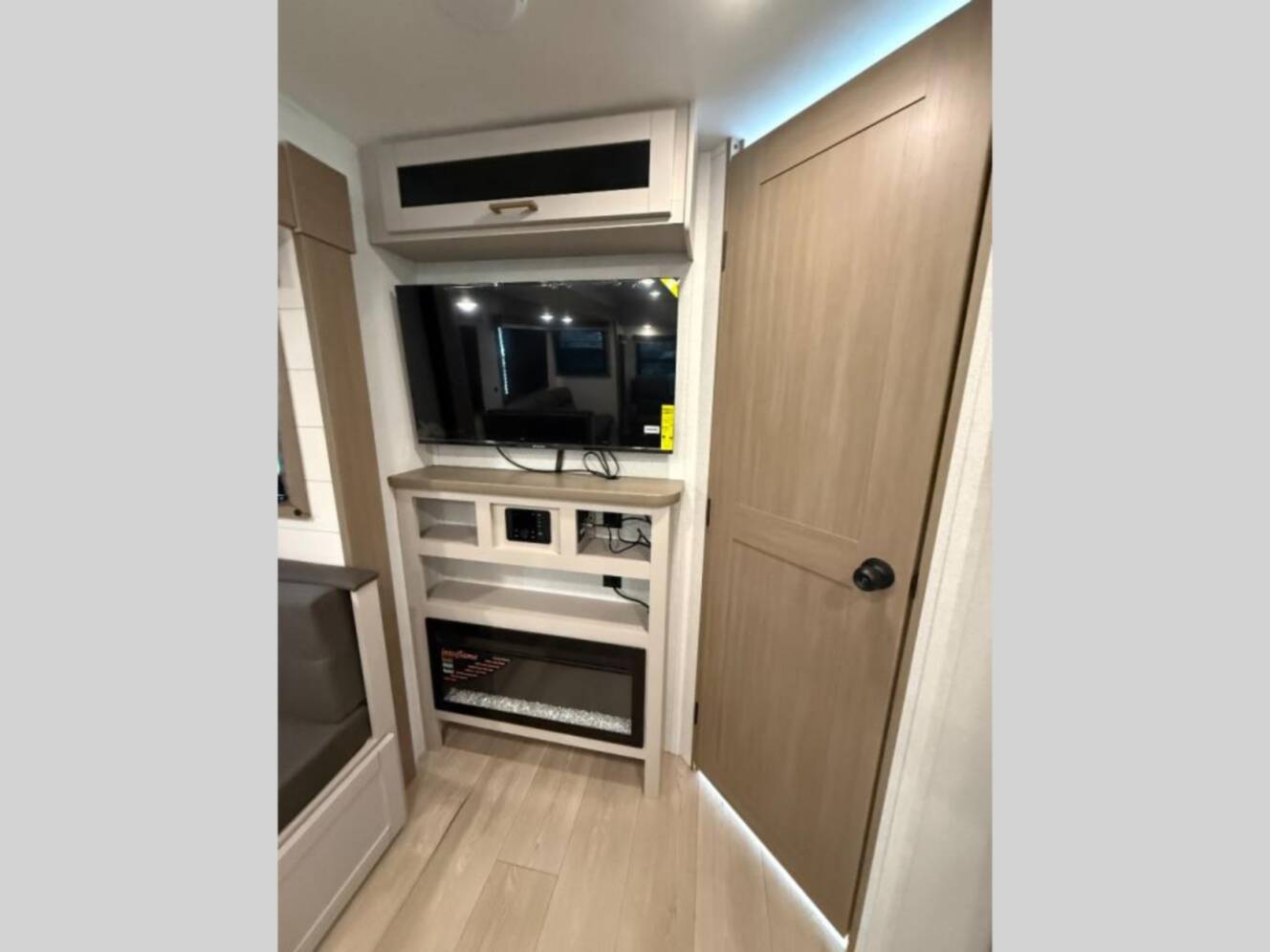A photo of this 2027 Jayco Jay Flight SLX 262RLS