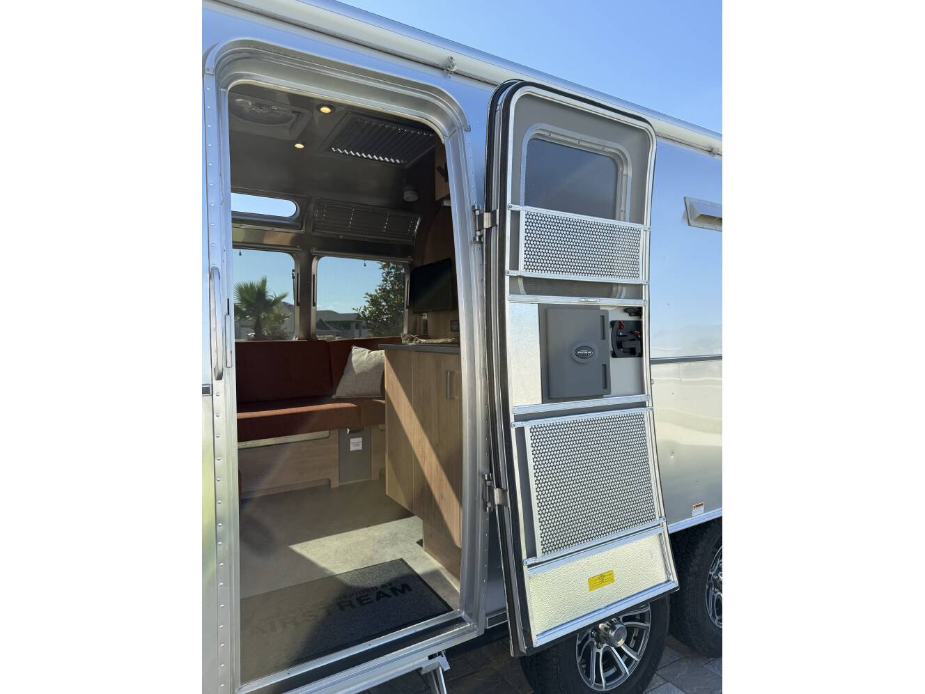 A photo of this 2024 Airstream TRADE WIND 25FBQH