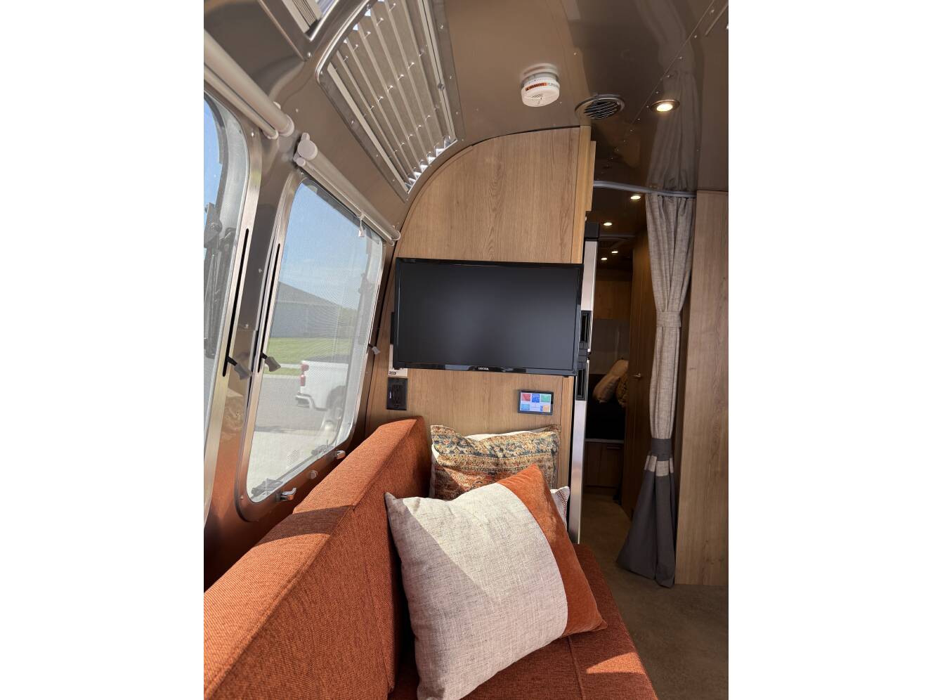 A photo of this 2024 Airstream TRADE WIND 25FBQH