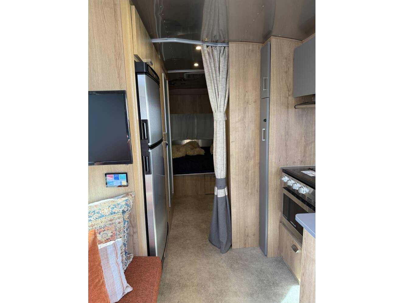 A photo of this 2024 Airstream TRADE WIND 25FBQH