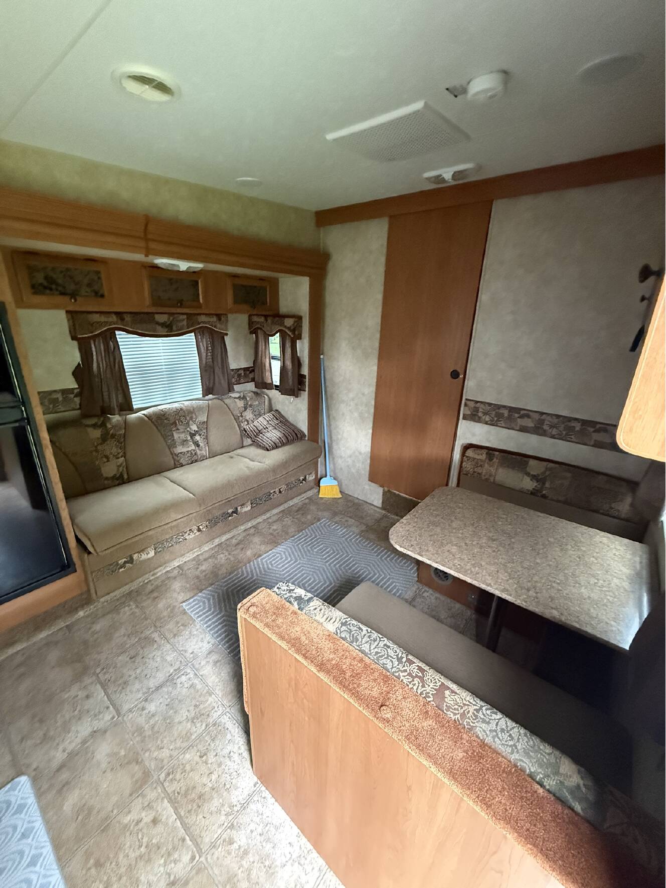 A photo of this 2010 K-Z SPORTSMEN FIFTH WHEEL 231RK