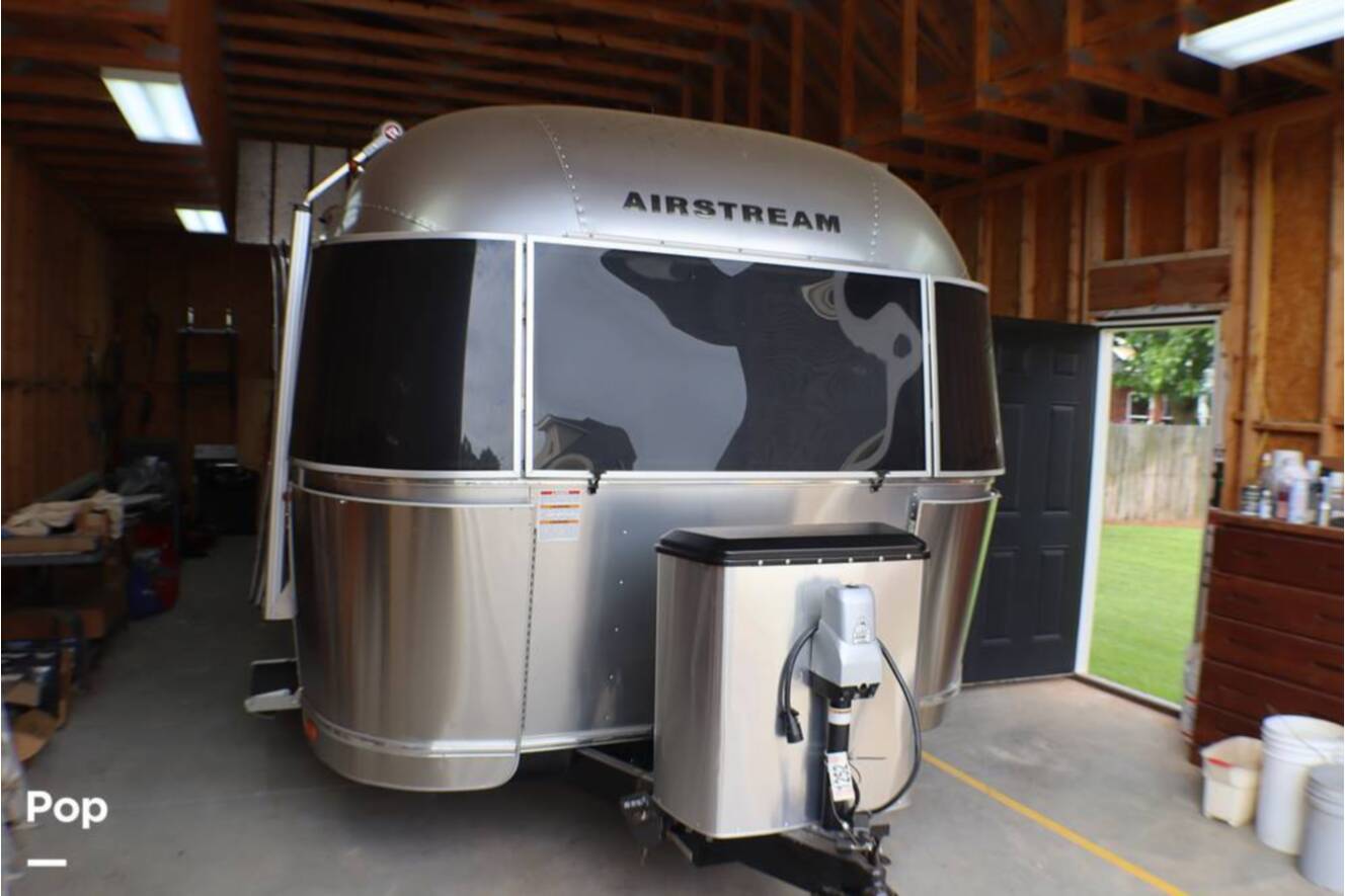 A photo of this 2017 Airstream International Signature 28RB