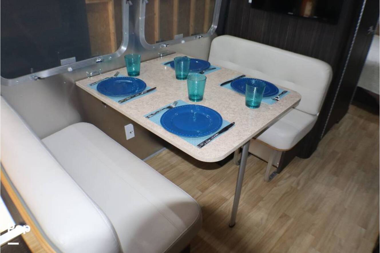 A photo of this 2017 Airstream International Signature 28RB