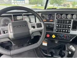 2025 MACK PINNACLE